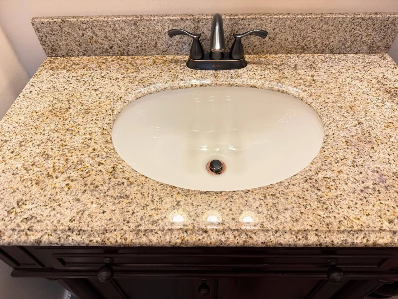A bathroom cleaned and sanitized by the Betelmir Cleaning Services team