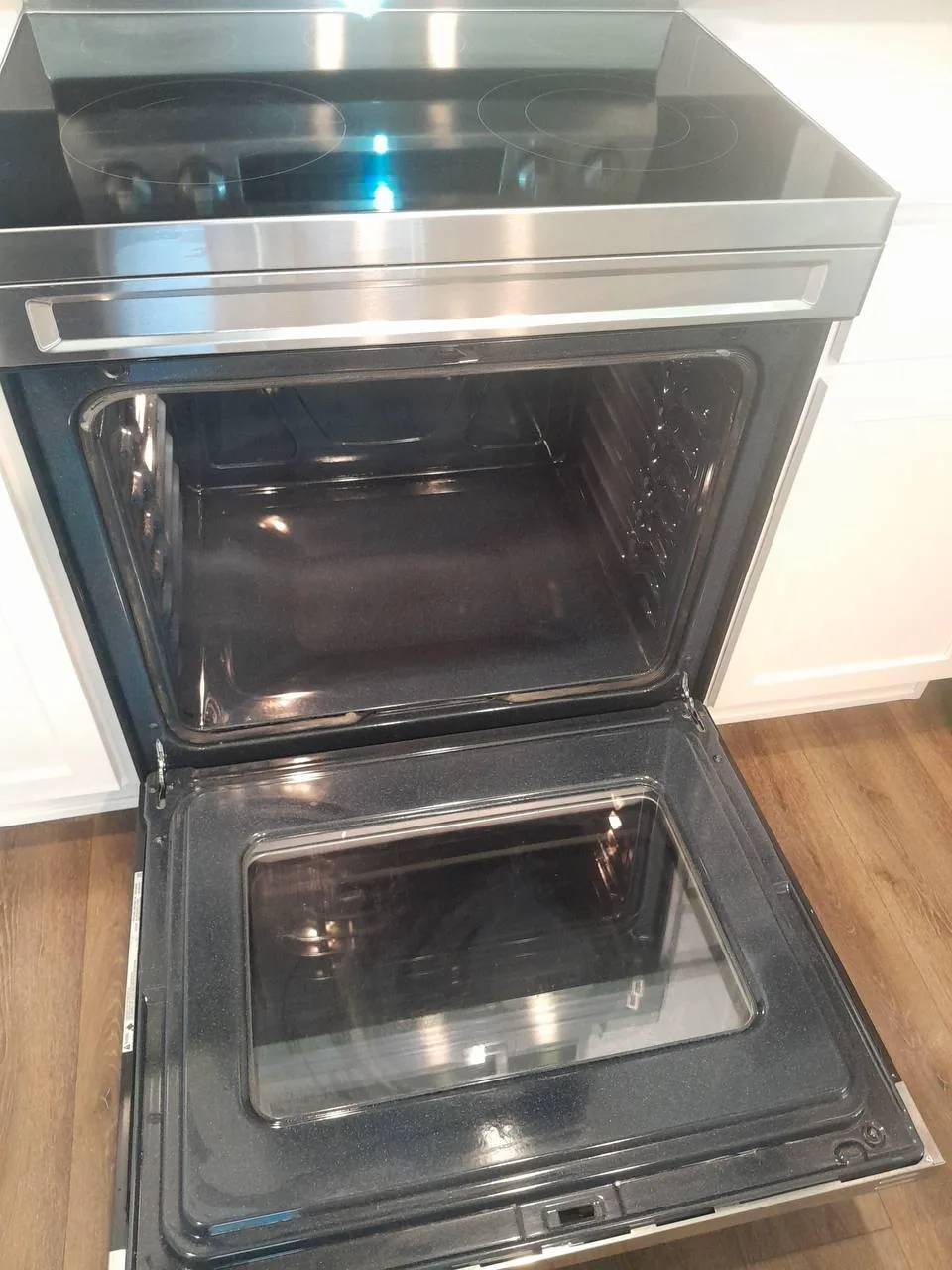 An oven deep cleaned by the Betelmir Cleaning Services team