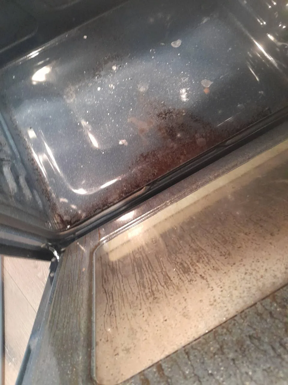 An oven deep cleaned by the Betelmir Cleaning Services team
