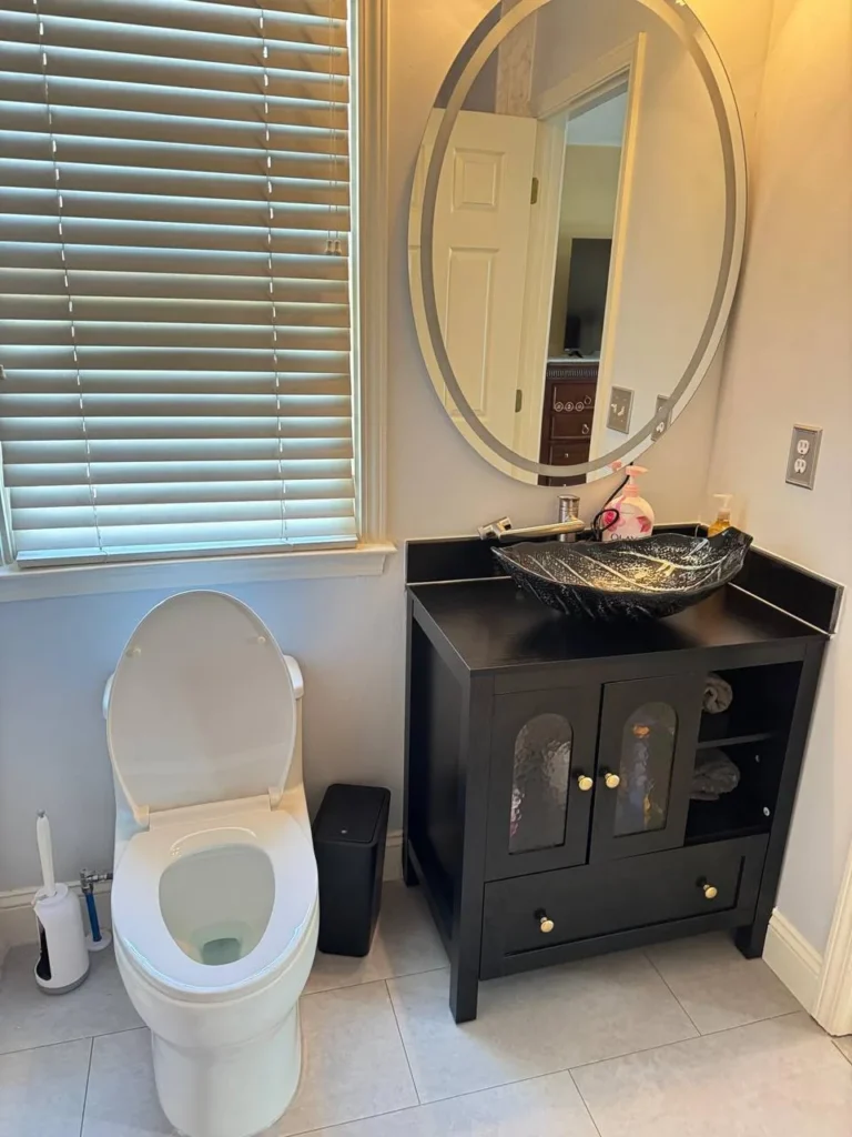 A bathroom cleaned and sanitized by the Betelmir Cleaning Services team